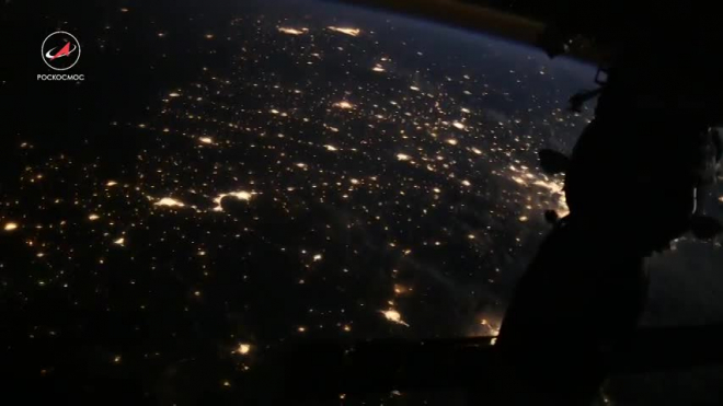 За минуту вокруг света: Роскосмос опубликовал потрясающе красивое видео облета МКС вокруг Земли