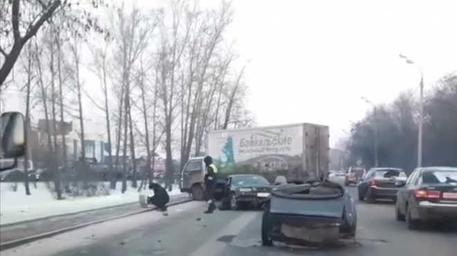 Видео: В Иркутске в результате ДТП машину разорвало на части