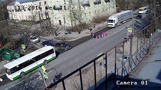 Появилось видео, как автобус сбивает женщину в Красном Селе