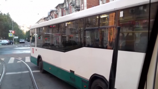 Видео: водитель петербургского автобуса решил сыграть наперегонки с трамваем