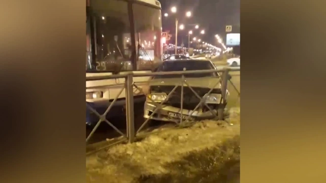 На Ленинском проспекте машина врезалась в троллейбус
