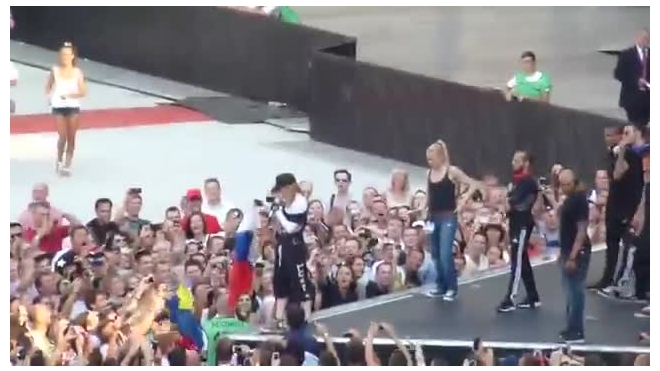 Мадонна в Киеве разозлила зрителей, перепутав флаги России и Украины 
