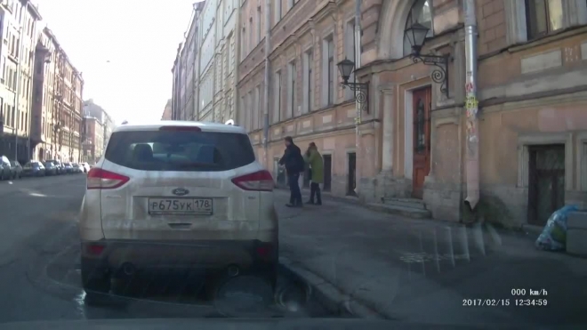 Появилось видео избиения девушки на Бронницкой улице в Петербурге