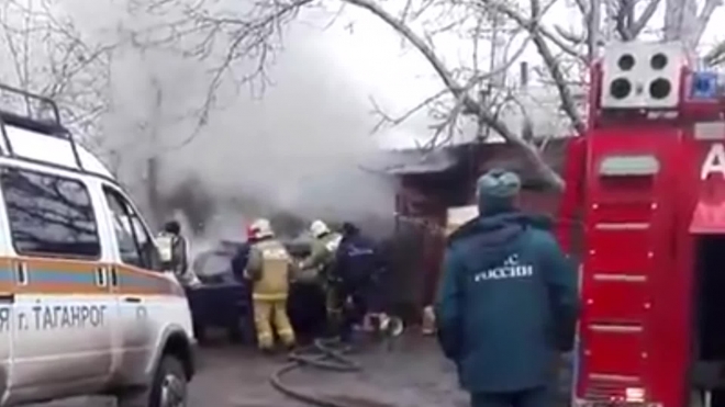 Видео из Таганрога: при пожаре в гараже пострадал пенсионер