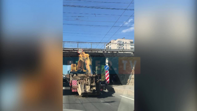 На Ланском шоссе грузовик с трактором на трале застрял под мостом