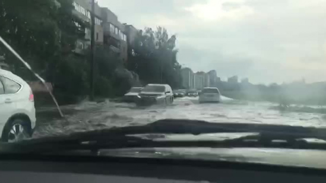 В Пушкине после дождя улицы превратились в реки