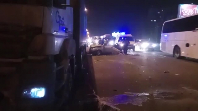 В Новосибирске "девятка" протаранила грузовик: три человека погибли, водитель отделался переломом ключицы