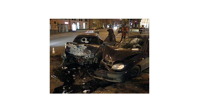 На Софийской улице Citroen врезался в бордюр, двое погибло