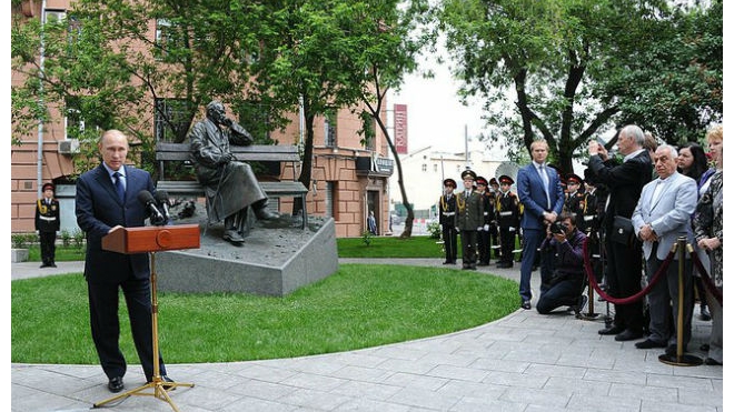 Владимир Путин открыл памятник поэту Сергею Михалкову