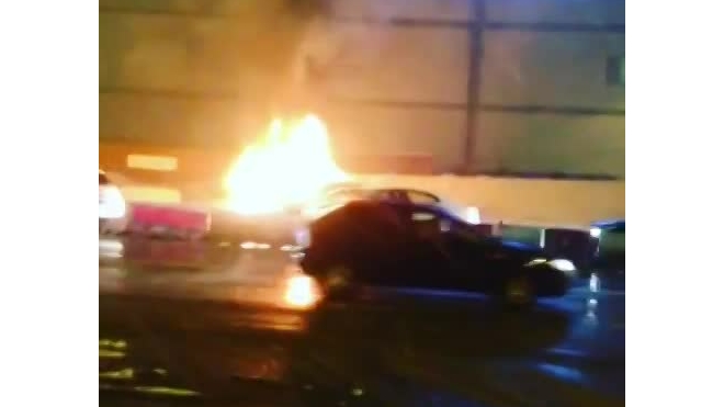В Сеть попали страшные кадры пожара, уничтожающего автомобиль на Рязанском шоссе