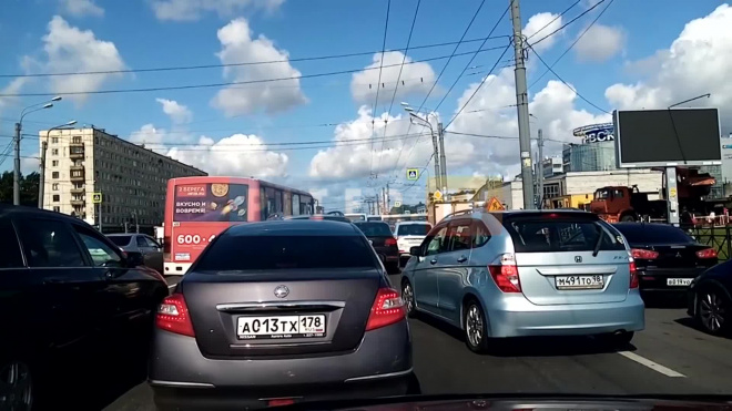 Видео: у метро "Улица Дыбенко" образовалась километровая пробка из-за ДТП