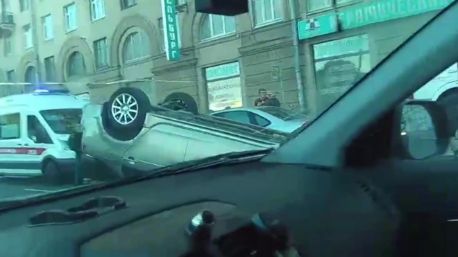 Видео из Петербурга: на Обуховской Обороны Mitsubishi Lancer перевернулся после ДТП