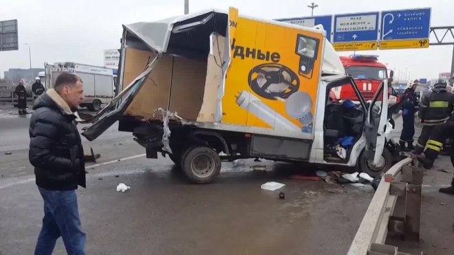 Страшное видео: в Москве трассу не поделили три фуры и легковушка