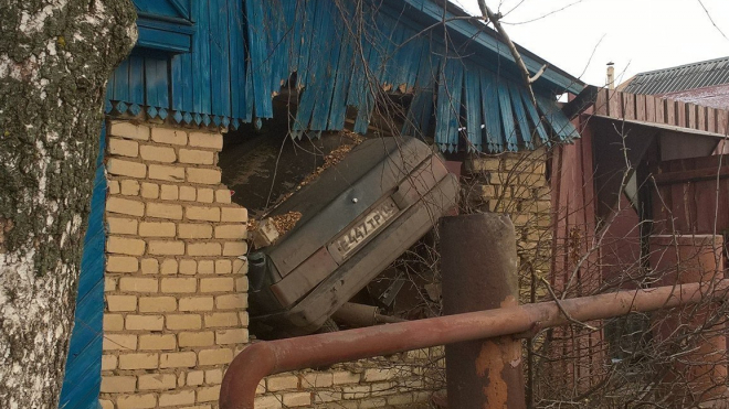 "Смертельный полет": В Саранске легковушка влетела в жилой дом, водитель погиб
