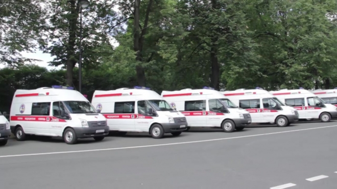 58 машин скорой помощи марки "Форд-Транзит" готовы к выезду по вызову в Петербурге