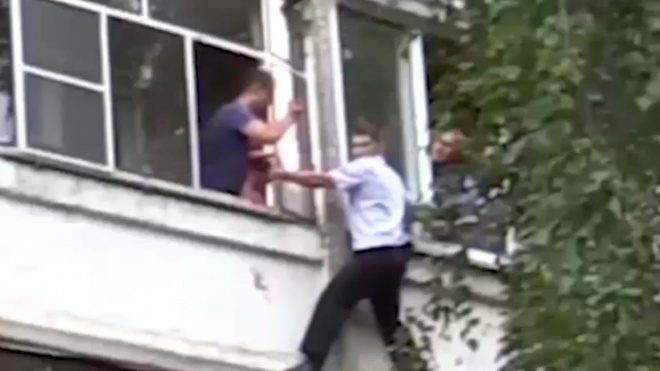 Видео из Саранска: Пьяный отец пытался выбросить из окна 5-месячного ребенка