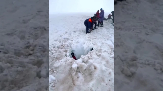 Видео: на Эльбрусе спасли петербуржца, провалившегося в ледяную расщелину