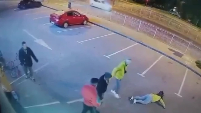 В Калининграде полиция разыскивает парня, ударившего девушку