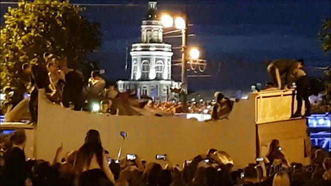 Школьники проломили весом крышу грузовика во время салюта на "Алых Парусах"