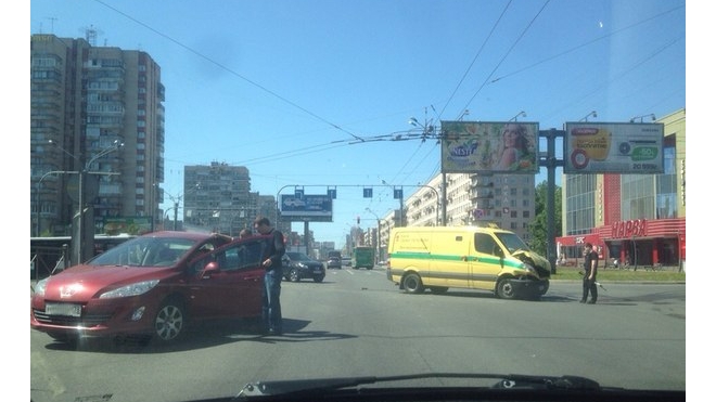 Женщина на Peugeot собрала пробку, протаранив инкассаторскую машину