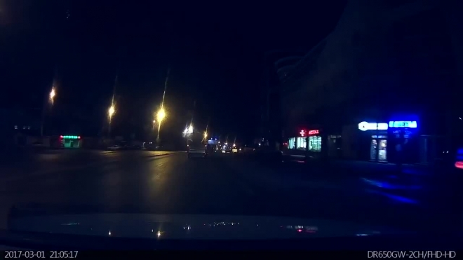 В Воронеже очевидцы засняли столкновение иномарки с автозаправкой 