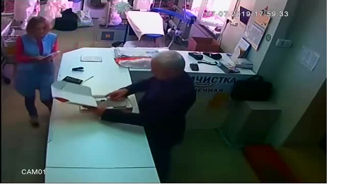 Мужчина представился сотрудником полиции в химчистке в Павловске и забрал все деньги из кассы