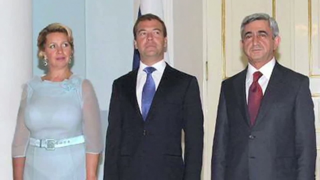 Блогеры спорят о нижнем белье жены Медведева