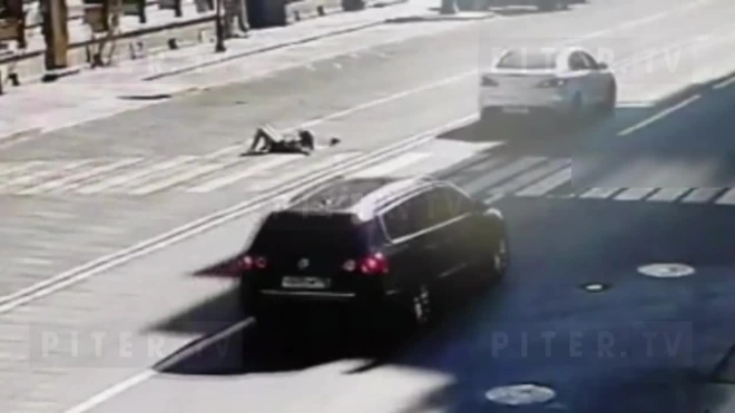 Видео: Mazda сбила девушку на пешеходном переходе на Кирочной