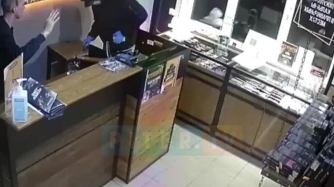 Неизвестный с ножом ограбил магазин кальянов во Фрунзенском районе