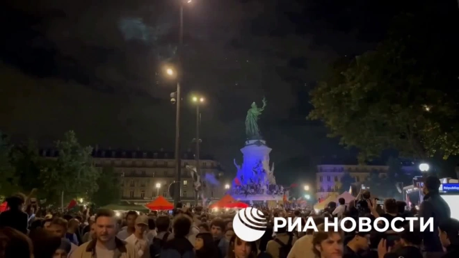 В Париже радикалы из black bloc начали бить витрины кафе и поджигать баки