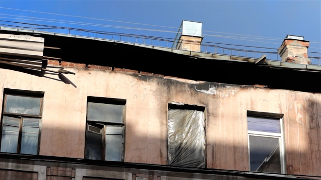 Дырявая крыша и плесень: жители Васильевского острова борются с последствиями пожара 