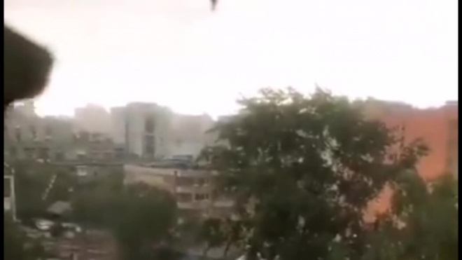 Момент падения башенного крана на жилые дома в Перми попал на видео