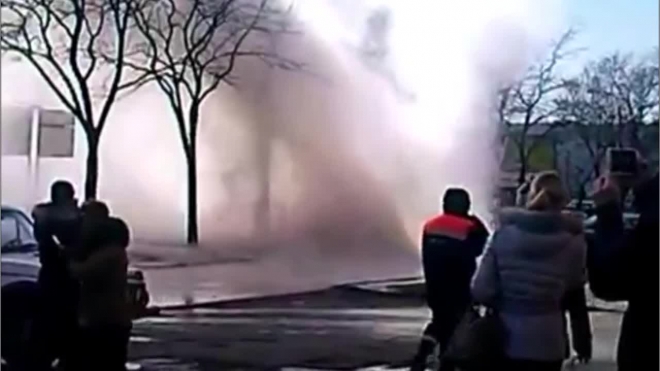 Тамбовскую улицу в Купчино заливает кипятком из-за прорыва трубы