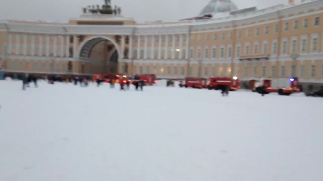 Петербуржцев испугала колонна пожарных машин у Главного штаба Эрмитажа