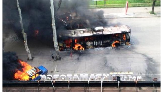 Новости Украины 3.05.2014. В Краматорске бой в центре города, горит троллейбус