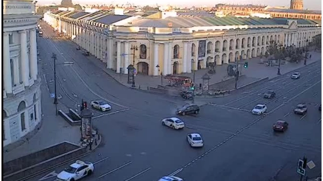 Уходивший от полиции каршеринг устроил ДТП на Невском и въехал в клумбу