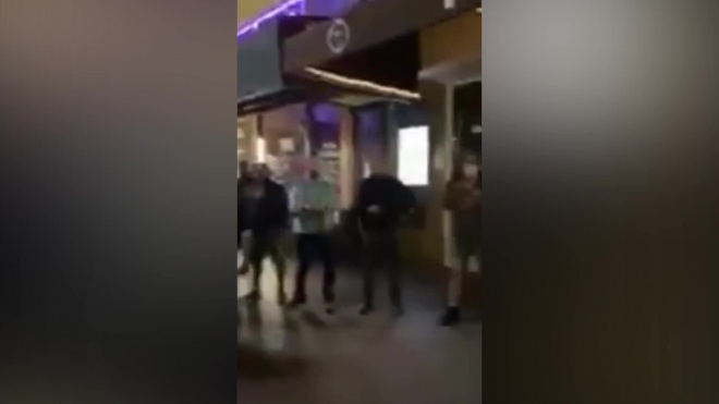 В США хозяин русского ресторана защитил его от протестующих