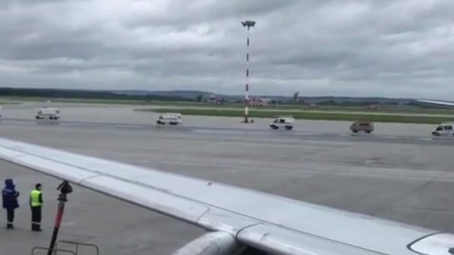 Самолет "Уральских авиалиний" из Санкт-Петербурга вынужденно сел в Екатеринбурге 