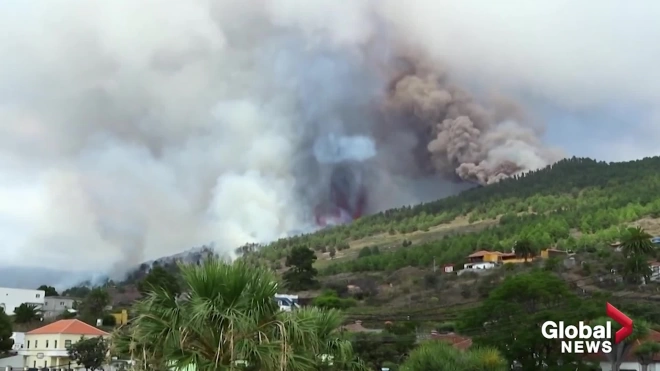 Лава от вулкана подошла к жилым домам в Испании
