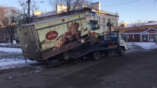 На "Академической" эвакуатор увез грузовик с хлебом