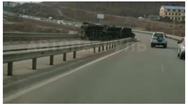 Завалившийся на бок военный грузовик "Панцирь-С1" попал на видео
