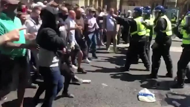 В Лондоне начались столкновения протестующих с полицией