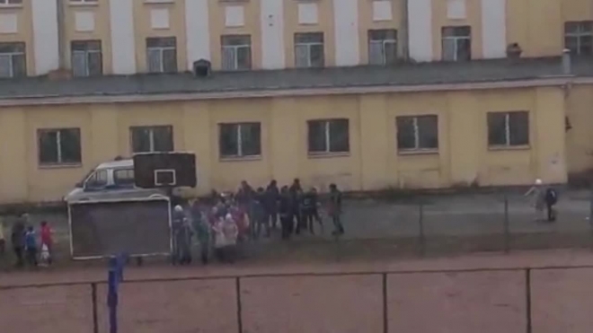 Видео: у "Нарвской" эвакуировали школу и детский сад из-за газа