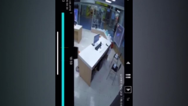Видео: в "Атмосфере" двое преступников украли телефон