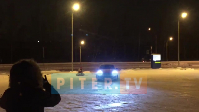 "Развлекаемся, как можем": видео, как таксист катает друга на ватрушке, привязанной к машине