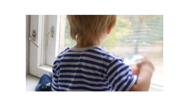 В Петербурге двухлетний ребенок выпал из окна, прислонившись к москитной сетке