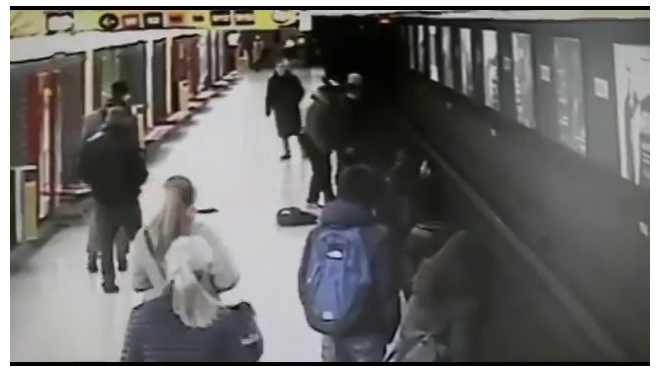 Появилось видео мгновенного спасения ребенка, который упал на пути в метро