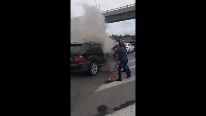 Очевидец снял горящий автомобиль в Москве