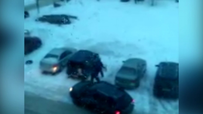 "Не на жизнь, а на смерть": мужчины сцепились в ожесточенной схватке из-за парковочного места в Дзержинске