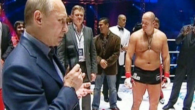 Путин, не испугавшись свистунов, вышел на ринг поздравить Емельяненко с победой